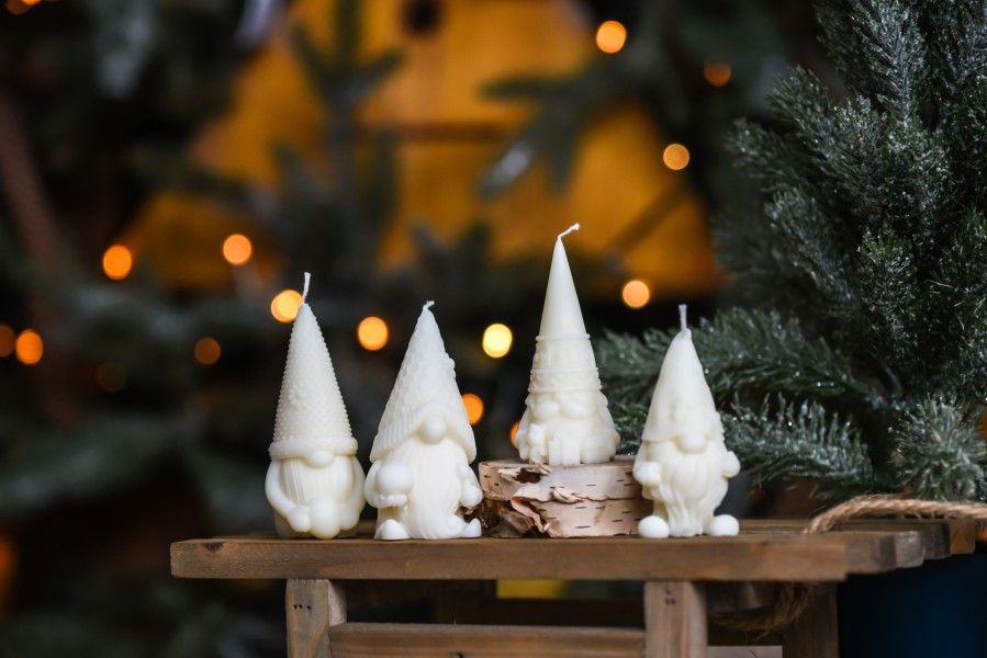 Alyvuogių vaško žvakė "Nykštukas bitininkas” baltas