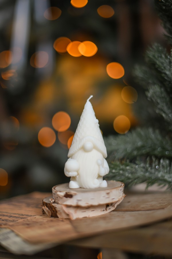 Alyvuogių vaško žvakė "Nykštukas bitininkas” baltas